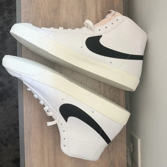 Women's Nike Blazer Mid 77's High Top Casual Sneakers - Picture 2 of 7